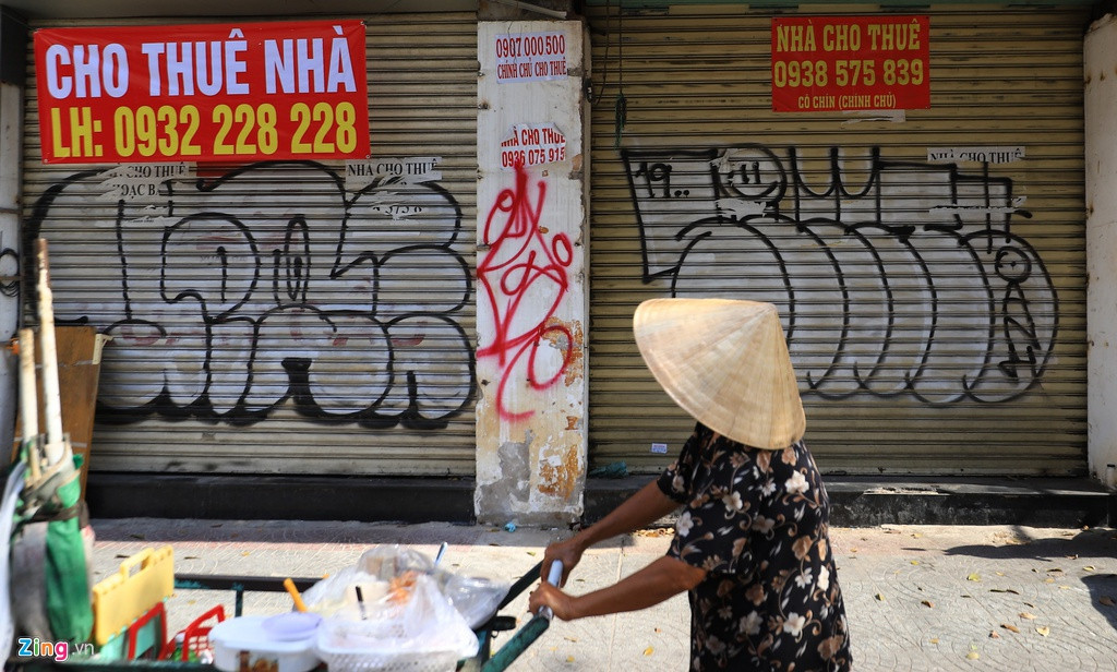 Hầu hết mặt bằng trên các tuyến đường ở khu vực này đều chỉ trống khi giá thuê nhà đẩy lên quá cao, trong khi tình hình kinh doanh của khách thuê không thể chi trả được, hoặc một số thương hiệu kinh doanh thua lỗ và phải trả mặt bằng trước thời hạn.