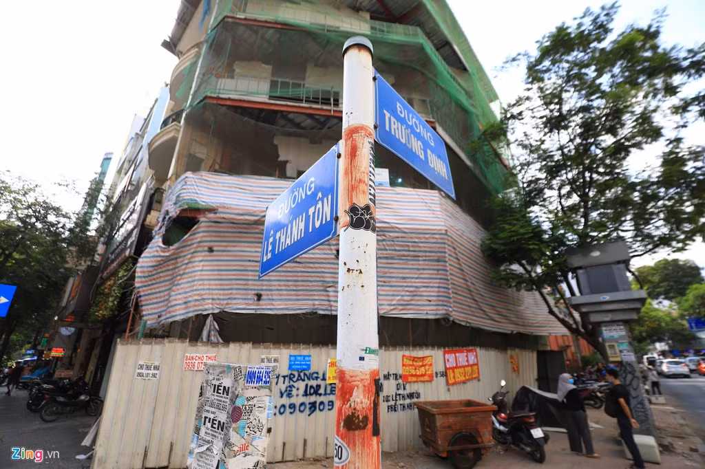 Trong "cơn khát" mặt bằng của ngành bán lẻ tại trung tâm, những vị trí có mặt tiền thu hút như quận 1 đều được săn đón dù giá thuê cao, tỷ lệ lấp đầy gần như tuyệt đối. Chính vì vậy, việc khách thuê đồng loạt trả mặt bằng như hiện nay là một điều bất ngờ.