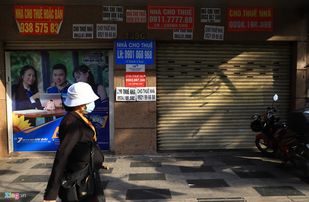 Tuy nhiên đường Nguyễn Trãi cũng đang đối mặt với tình trạng trả lại mặt bằng hàng loạt. Được biết, nhiều thương hiệu, cơ sở kinh doanh đang gặp tình trạng khó khăn về tài chính, chịu tác động của mùa dịch khiến cho hoạt động buôn bán giảm mạnh.