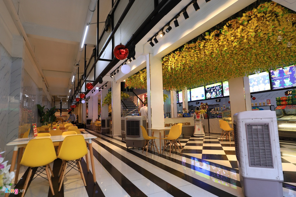 Những cửa hàng dịch vụ ăn uống trên những con đường này trước đây đều tấp nập khách ra vào, tuy nhiên nhiều tuần trở lại đây đều vắng vẻ.