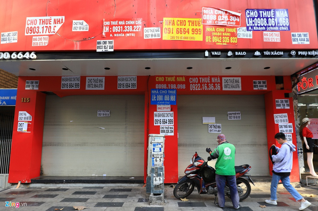 Trên "con đường thời trang" Nguyễn Trãi sầm uất, đặc biết là đoạn gần với nút giao ngã 6 Phù Đổng, giá thuê một căn nhà 4m ngang mặt tiền cũng ở mức khoảng 6.000 USD/tháng, căn 8m mặt tiền trở lên là 15.000-20.000 USD/tháng, thậm chí là 25.000 USD/tháng đối với những mặt bằng chất lượng.