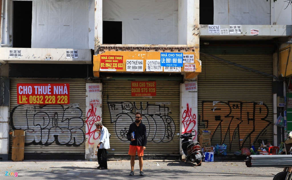 Trên đường Lý Tự Trọng, một mặt bằng từng được sử dụng làm cửa hàng trưng bày xe máy sau nhiều năm đã trả lại cho chủ thuê trong tình trạng xập xệ. Tuy nhiên, chủ của mặt bằng có mặt tiền rộng 12 m này cho biết sẽ chỉ cho khách thuê mới với điều kiện thuê cả 3 căn giá 27.000 USD/tháng, tương đương hơn nửa tỷ đồng.
