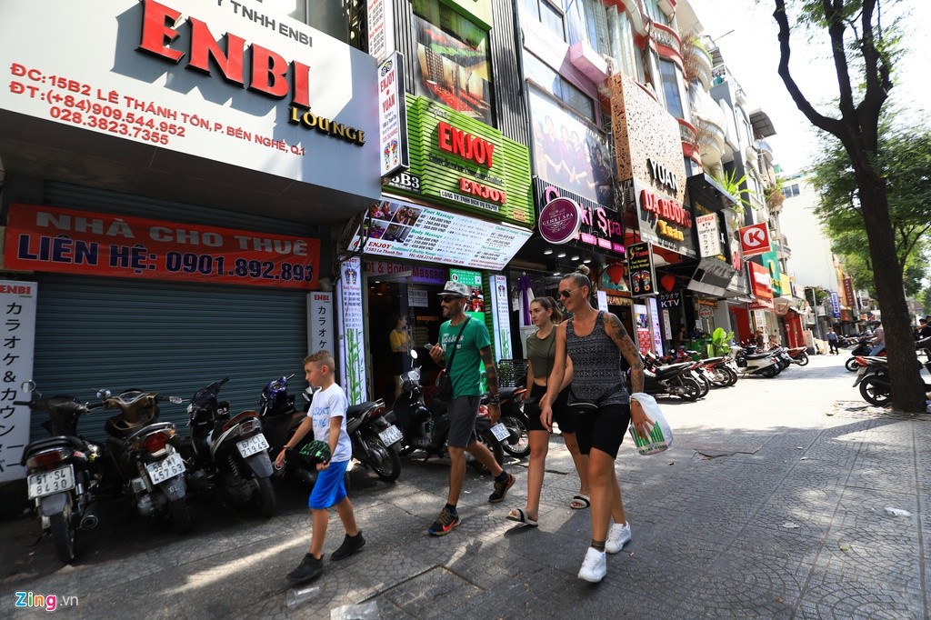 Trong 3 tháng trở lại đây, nhiều tuyến đường sầm uất tại trung tâm quận 1 như Lê Thánh Tôn, Lý Tự Trọng, Nguyễn Trãi... đều có tình trạng người kinh doanh trả mặt bằng.