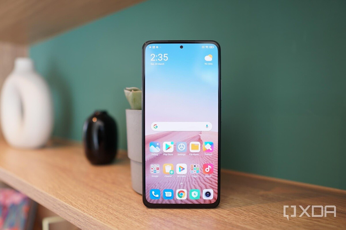  Poco F3 chính hãng được lên kệ tại Việt Nam từ ngày 27/3, giá 10 triệu đồng. Máy có màn hình 6,67 inch, Full HD, tấm nền AMOLED E4 và tần số quét 120 Hz. Phần đục lỗ chứa camera selfie 20 MP. Ảnh: XDA.