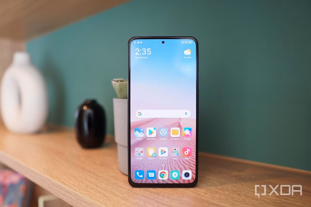  Poco F3 chính hãng được lên kệ tại Việt Nam từ ngày 27/3, giá 10 triệu đồng. Máy có màn hình 6,67 inch, Full HD, tấm nền AMOLED E4 và tần số quét 120 Hz. Phần đục lỗ chứa camera selfie 20 MP. Ảnh: XDA.