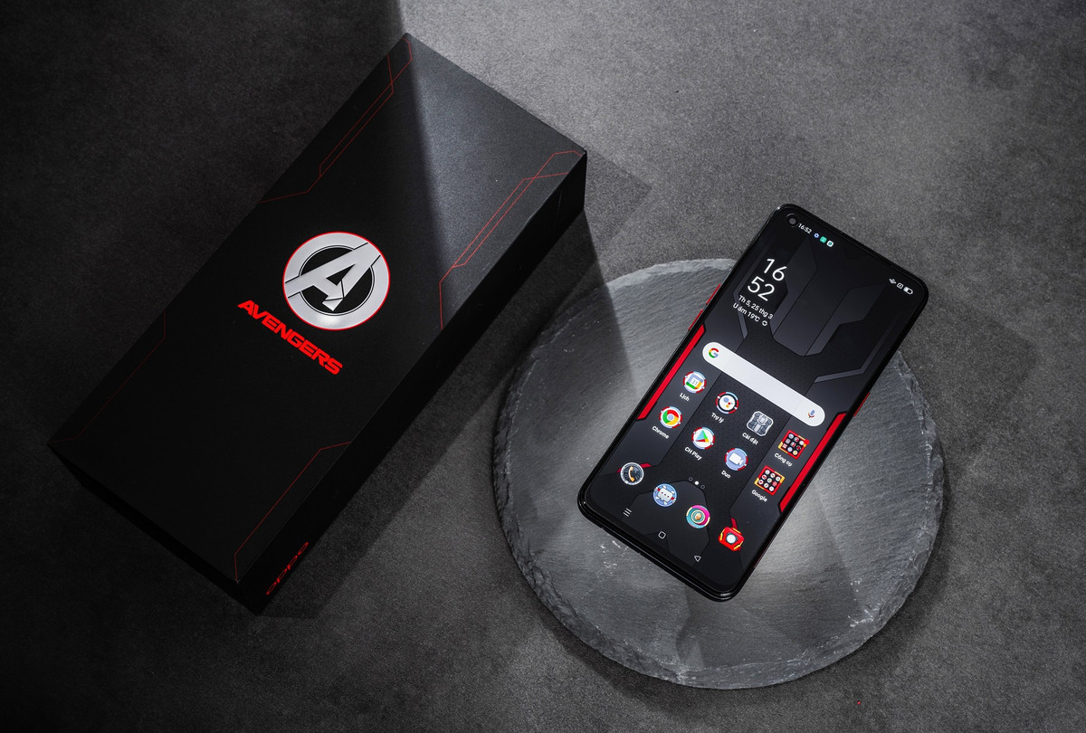 Tương tự như những smartphone phiên bản đặc biệt khác, máy cũng đi kèm với một bộ giao diện chủ đề theo phong cách của Marvel gồm hình nền, icon… Các thông số còn lại của sản phẩm như cấu hình, camera, pin đều giống bản tiêu chuẩn.