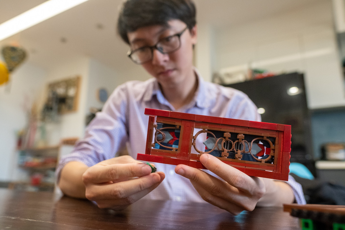 Ngoài những mẫu có sẵn, từ đầu năm 2020, Hoàng bắt đầu xếp Lego tái hiện lại khung cảnh làng quê, đình chùa Việt Nam, ngôi nhà thơ ấu, phố cổ Hà Nội...