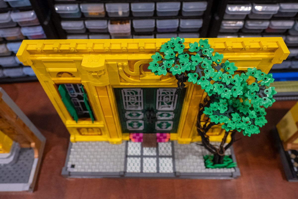 Để tạo nét độc đáo riêng cho bộ sưu tập, Hoàng lấy ý tưởng từ những khung cảnh, sự vật có thật tại thành phố - nơi mình sinh ra và lớn lên. Tất cả khung cảnh đều được thu nhỏ một cách tinh xảo, đầy màu sắc.