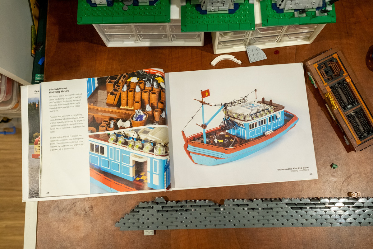 Ví dụ, để tái hiện lại một chiếc thuyền, Hoàng phải tìm hiểu, thu thập lại một số hình ảnh thực tế, tính tỷ lệ từng bộ phận. Sau đó, anh nghiên cứu mảnh có sẵn của Lego, chọn lựa làm thử một phần của chiếc thuyền để chọn ra phương án tối ưu.
