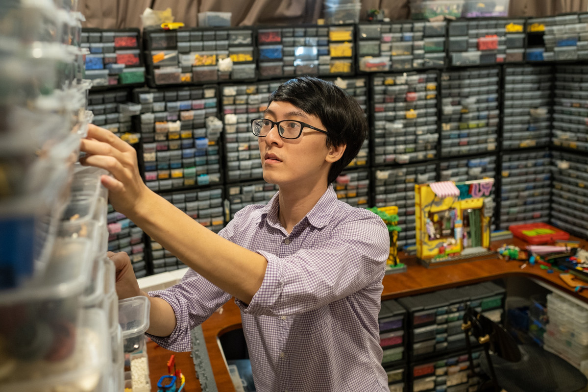 Đặng Huy Hoàng (sinh năm 1990, Hà Nội) là kỹ sư thiết kế ôtô, từng tốt nghiệp trường nghệ thuật ở Mỹ. Không chỉ ở Việt Nam, trong hội Lego quốc tế, Huy Hoàng cũng khá nổi tiếng khi sở hữu bộ sưu tập lên tới hàng nghìn mẫu. Các bộ Lego của chàng kỹ sư 31 tuổi có kích thước khác nhau. Thậm chí, anh còn có sở thích sưu tầm những mẫu Lego quý hiếm, được sản xuất từ những năm 60.