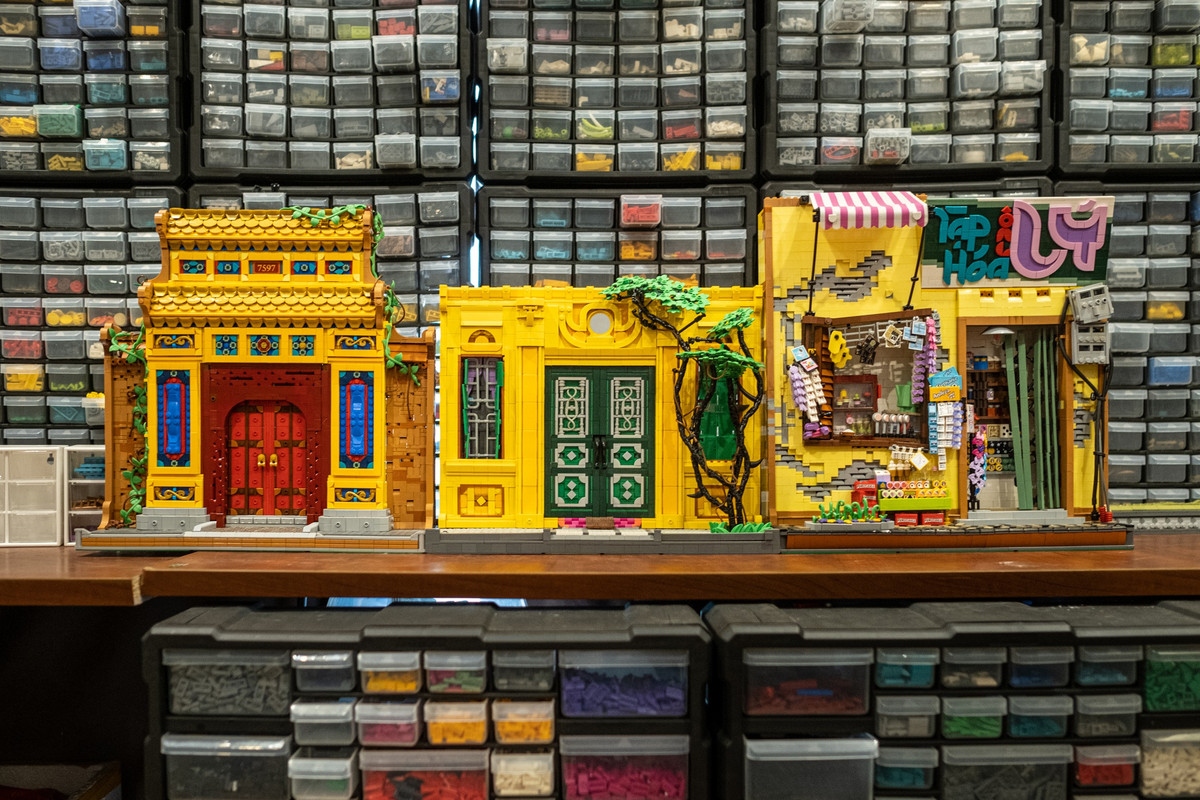 Hoàng bắt đầu tìm hiểu, biết tới thú chơi này từ năm 2012, khi đang học ở Mỹ. Thời gian đầu, Hoàng mua từng bộ có hướng dẫn lắp ráp cụ thể, sau thời gian tìm hiểu chuyên sâu, anh bắt đầu tự thiết kế tác phẩm của mình.