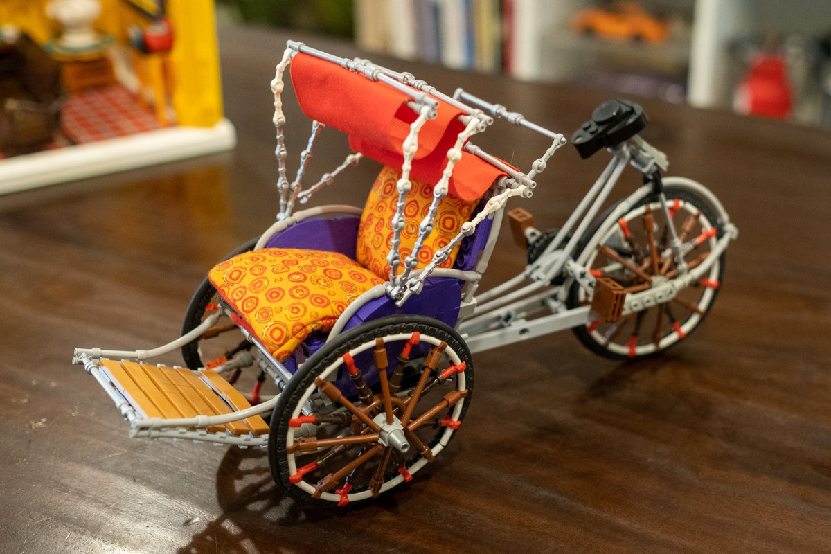 Trong hơn 8 năm chơi, sản phẩm ưng ý nhất của anh chính là chiếc xích lô. Đây cũng là một trong những sản phẩm đem cho Hoàng nhiều cảm xúc và tốn nhiều công sức nhất. "Chiếc xích lô được lắp ráp từ hơn 1.000 chi tiết. Để mô phỏng giống ngoài đời thực, mình mất khoảng 3 tháng, tìm kiếm và thu thập các mảnh ghép. Ngoài ra, chiếc đệm và bạt che của xích lô, mình phải đặt mua trong một bộ sưu tập Lego dành cho các bạn nữ, sản xuất năm 1998".