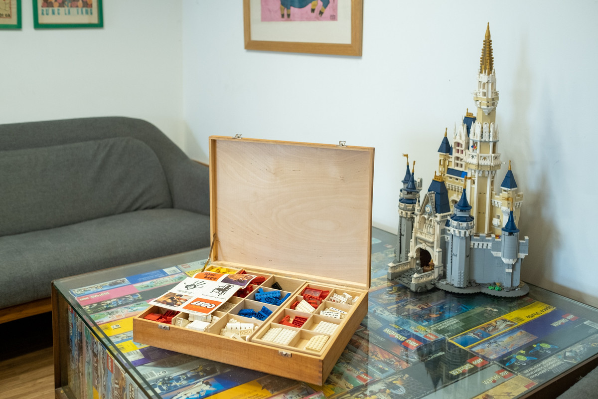 Chàng trai Hà thành tiết lộ chi phí bỏ ra cho sở thích này khá tốn kém, song lỡ thích nên không thể dừng lại được. "Cũng giống một số bạn thích giày, túi xách, cây cảnh, thú cưng... thì mình thích Lego. Khi đã tự chủ tài chính, mình có thể cân đối các khoản chi tiêu để có thể tự chơi mà không phiền tới ai. Đặc biệt, điều quan trọng nhất là mình luôn nhận được sự ủng hộ từ gia đình và bà xã".