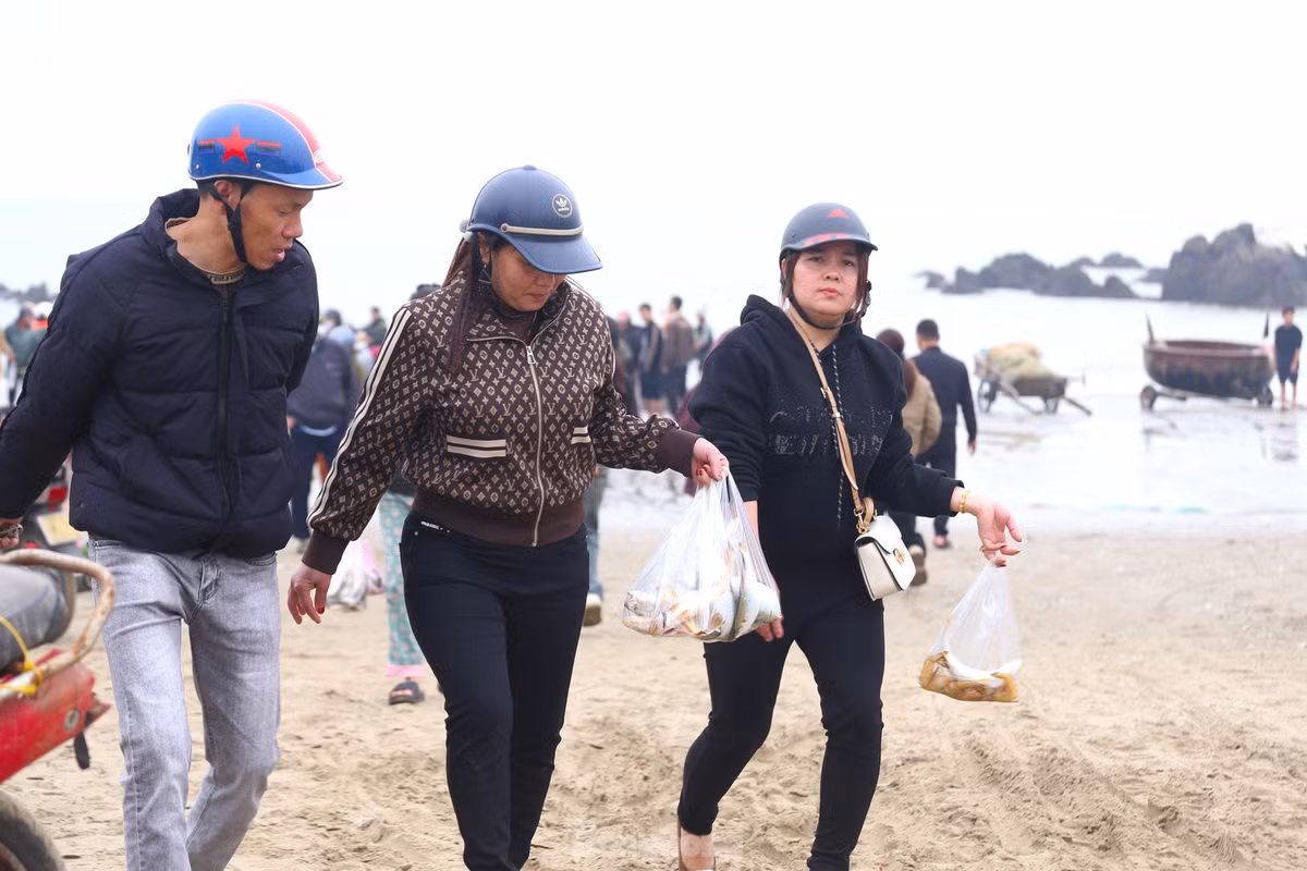 Người dân trở về nhà với những túi cá tươi rói.