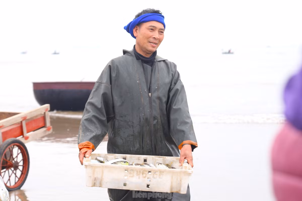 Ngư dân Nguyễn Hữu Sáng (trú phường Thu Thủy, TP Vinh) cho biết, ông đã gắn bó với nghề hơn 20 năm. Nghề đánh bắt bằng thuyền thúng là khá nguy hiểm, vất vả, thu nhập phụ thuộc vào thời tiết và “lộc trời” cho.