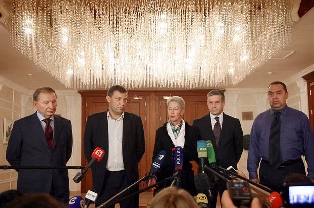 Từ trái qua phải, cựu Tổng thống Ukraine Leonid Kuchma, Thủ tướng DPR Alexander Zakharchenko, Đặc phái viên OSCE Heidi Tagliavini, Đại sứ Nga tại Ukraine Mikhail Zurabov, lãnh đạo LPR Igor Plotnitsky đưa ra tuyên bố chung sau khi kết thỏa thuận ngừng bắn ngày 5/9.