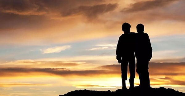 Nếu gia đình họ giàu có, mọi người có thể nghĩ bạn được "thơm lây" và yêu cầu giúp đỡ. Hơn nữa, việc chia sẻ những điều không hay về gia đình nửa kia có thể làm tổn hại hình ảnh của họ trong mắt người khác.