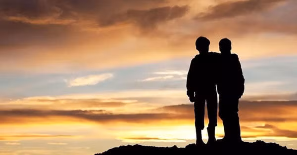 Nếu gia đình họ giàu có, mọi người có thể nghĩ bạn được "thơm lây" và yêu cầu giúp đỡ. Hơn nữa, việc chia sẻ những điều không hay về gia đình nửa kia có thể làm tổn hại hình ảnh của họ trong mắt người khác.