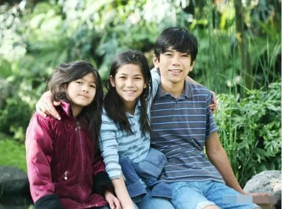 Đặc biệt là trong lúc ăn uống, khi rượu vào, lời ra, cuộc trò chuyện càng trở nên căng thẳng. Một bên thì chỉ trích, cho rằng em không biết nghe lời, còn bên kia lại cảm thấy không thoải mái, nghĩ rằng anh trai không hiểu và không nghĩ cho mình.