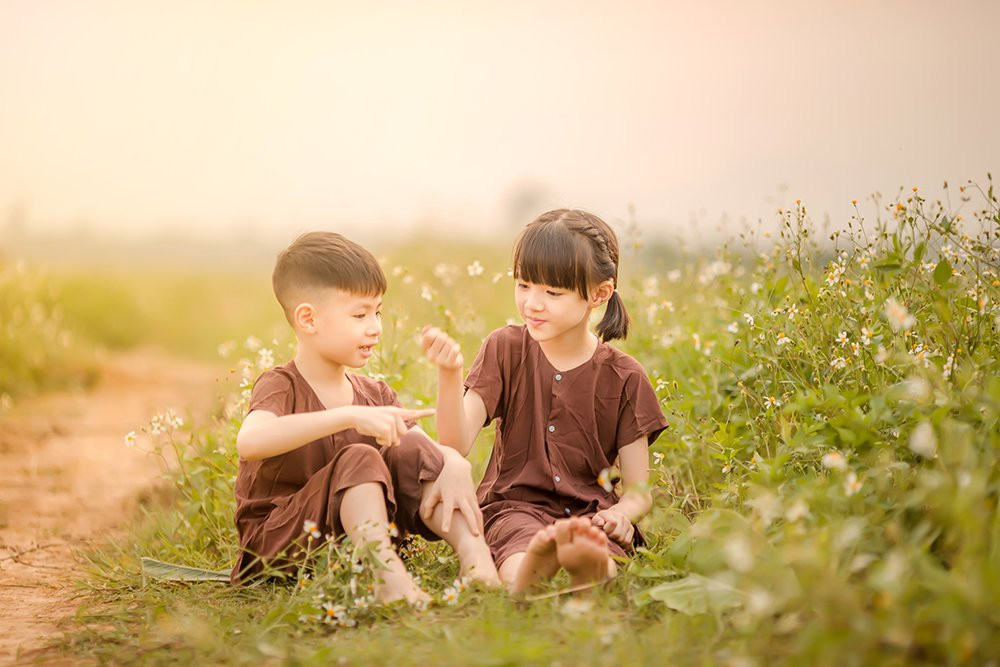  3. Không nên tuỳ tiện nêu ý kiến về người khác: Một số người cho rằng, giữa anh em ruột thịt, tình cảm sẽ mãi không phai nhạt dù có chuyện gì xảy ra, và rằng khi trưởng thành và có gia đình riêng, họ không cần phải giữ ý trong mối quan hệ này. Tuy nhiên, điều này không hoàn toàn đúng. 