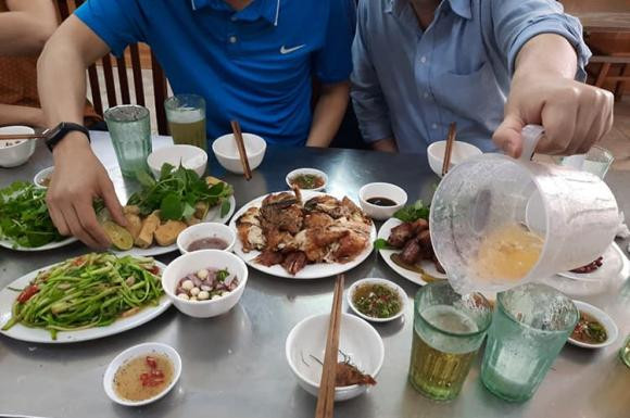  Khi bạn thẳng thắn bày tỏ ý kiến của mình về anh chị em, họ có thể nghĩ rằng bạn đang kiểm soát quá mức và phán xét khi không hiểu rõ tình hình. Dù bạn có ý tốt đi nữa, người kia cũng sẽ không hiểu được và có thể làm xa cách mối quan hệ.