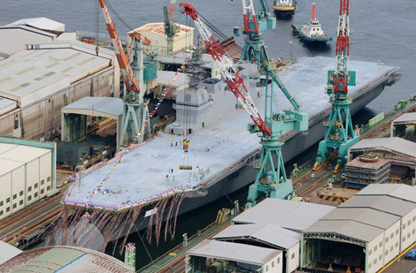 JDS Izumo có boong phóng máy bay khá lớn.