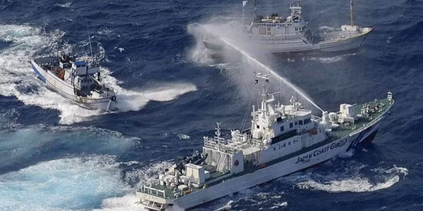 Tàu cảnh sát biển Nhật Bản bắn vòi rồng về phía tàu nước ngoài xâm phạm vùng lãnh hải. (Ảnh minh họa)