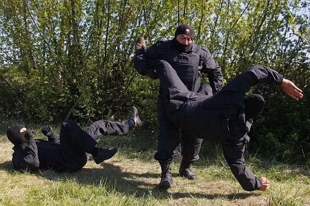 Các thành viên tiểu đoàn Donbass đang tập luyện.