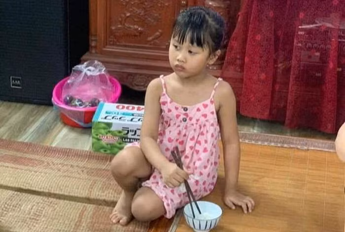 Ha Noi: Be gai xinh xan bi bo roi trong dem toi, kem mau giay ghi noi dung 'la'