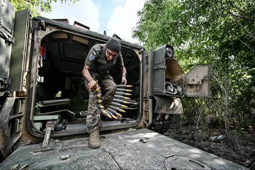 Bradley do BAE Systems thiết kế và sản xuất nhằm đối phó với các phương tiện chiến đấu bộ binh của Liên Xô và được đưa vào sử dụng từ những năm 1980. Bradley được triển khai tới Chiến tranh vùng Vịnh vào những năm 1990, sau đó lại được gửi đến Iraq (Ảnh: Getty).