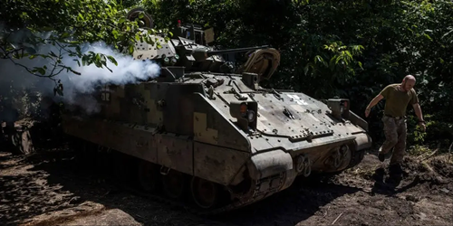 Mỹ lần đầu tuyên bố ý định cung cấp cho Ukraine các xe chiến đấu bộ binh Bradley vào đầu năm nay trong nỗ lực lớn của phương Tây nhằm trang bị cho Kiev những loại xe bọc thép hạng nặng tiên tiến. Những chiếc M2A2 Bradley sau đó đã đến chiến trường Ukraine vào tháng 4, chỉ vài tuần trước cuộc phản công quy mô lớn của Kiev (Ảnh: Getty).