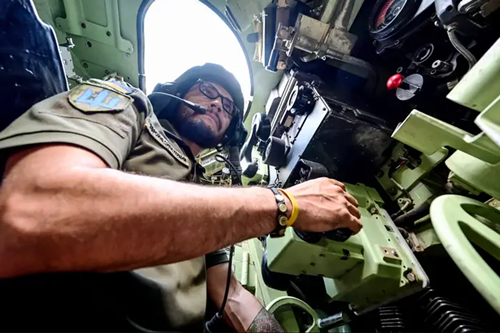 Các chuyên gia quân sự nhận định xe bọc thép M2 Bradley có uy lực và khả năng tác chiến vượt trội so với nhiều dòng xe chiến đấu bộ binh trong biên chế của quân đội Nga và Ukraine. Chuyên gia Mark Cancian tại Trung tâm Nghiên cứu Chiến lược và Quốc tế (CSIS) gọi Bradley là "xe tăng hạng nhẹ" giúp tăng cường "khả năng chiến đấu trên bộ" cho lực lượng Ukraine so với xe bọc thép chở quân M113 (Ảnh: Getty).