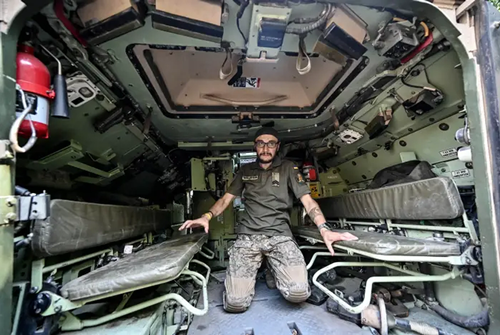 Bradley là loại xe bọc thép có tính cơ động cao và di chuyển nhanh, có khả năng vận chuyển binh lính đến và rời khỏi chiến trường, hỗ trợ hỏa lực và thực hiện các nhiệm vụ trinh sát (Ảnh: Getty).