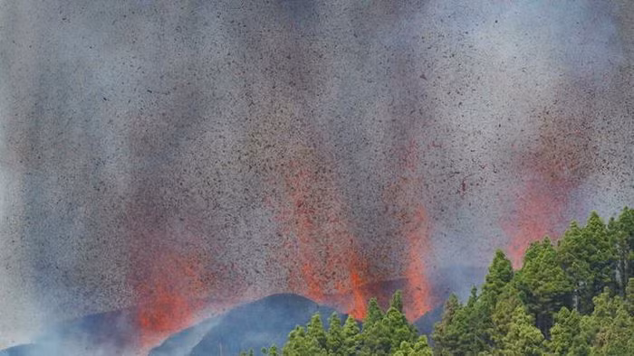 Dung nham và khói bốc lên từ đợt phun trào núi lửa Cumbre Vieja, đảo La Palma, quần đảo Canaria, ngày 19/9.