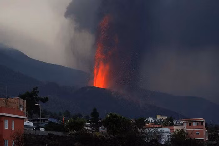 Dung nham phun trào mạnh mẽ vào lúc bình minh, ngày 24/9.