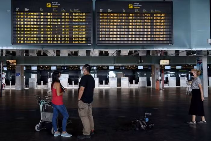 Từ ngày 25/9, sân bay trên đảo đã phải đóng cửa để bảo đảm an toàn do tro bụi tích tụ dày đặc.