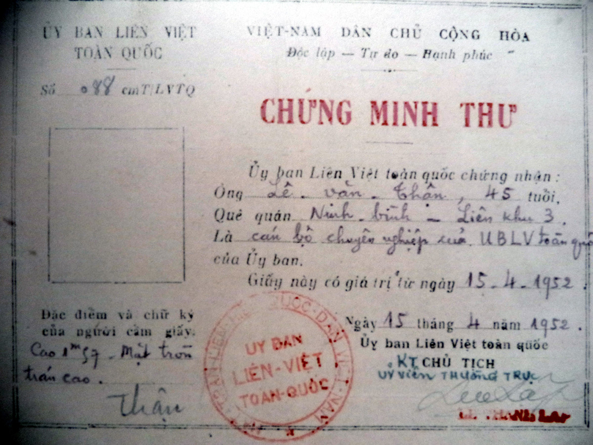 Chứng minh thư đề tên Lê Văn Thận (tức Tổng Bí thư Trường Chinh) do Ủy ban Liên Việt toàn quốc cấp, ngày 15/4/1952.