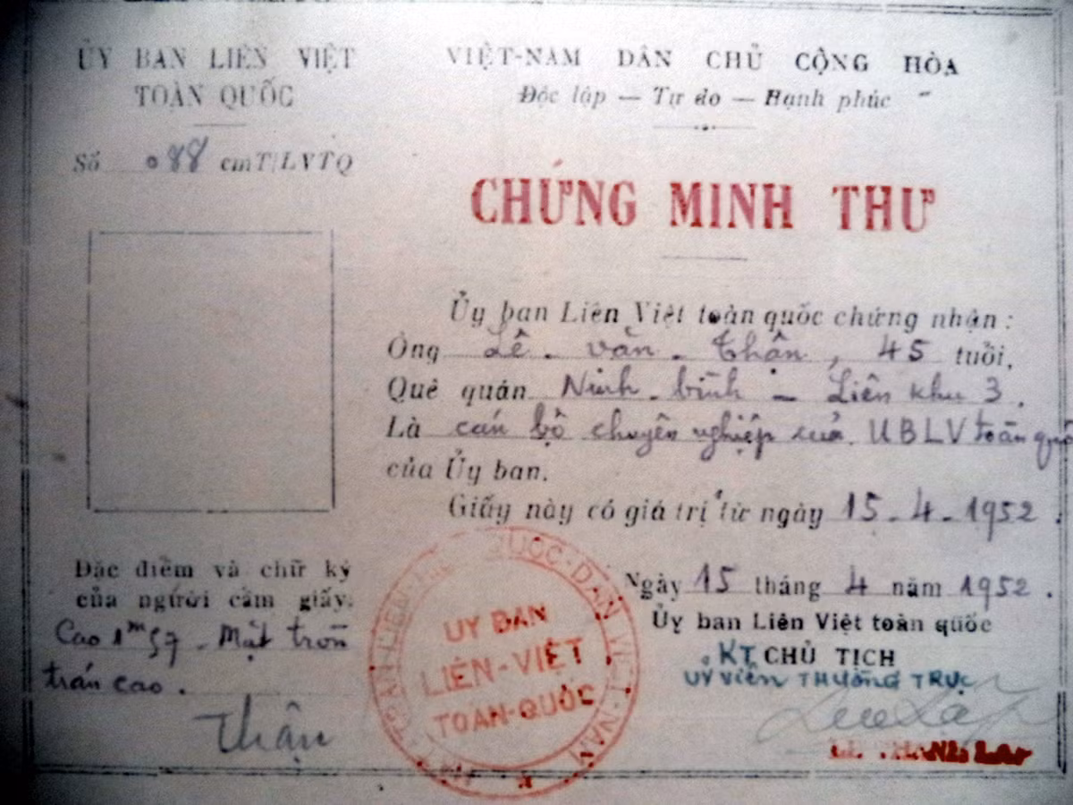 Chứng minh thư đề tên Lê Văn Thận (tức Tổng Bí thư Trường Chinh) do Ủy ban Liên Việt toàn quốc cấp, ngày 15/4/1952.