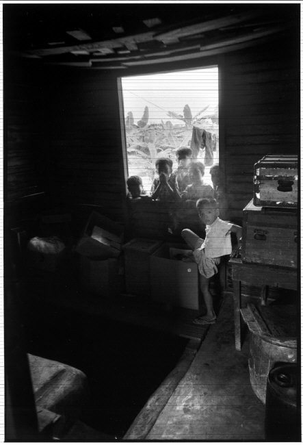 Silverstone lớn lên ở Scardale, New York, Mỹ. Sau khi tốt nghiệp đại học Wellesley, bà trở thành biên tập viên cho tờ Art News, Industrisal Design và Interiors vào những năm 1950. Sau đó, bà chuyển tới Ý để làm phim tài liệu. Silverstone trở thành phóng viên ảnh vào năm 1955 và bắt đầu đi đến khắp nơi trên thế giới để thực hiện một loạt các bộ ảnh. Bà đã tới châu Âu, châu Phi, châu Á và cả Trung Đông. Ảnh: Những đứa trẻ Việt Nam với ánh mắt tò mò khi được chụp ảnh.