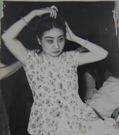 Nghệ sĩ Phùng Há chuẩn bị ra sân khấu. Ảnh tư liệu.