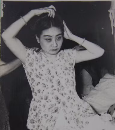 Nghệ sĩ Phùng Há chuẩn bị ra sân khấu. Ảnh tư liệu.