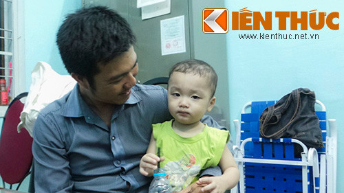 Bé trai hạnh phúc trong vòng tay của mọi người. Bé trai hạnh phúc trong vòng tay của mọi người.