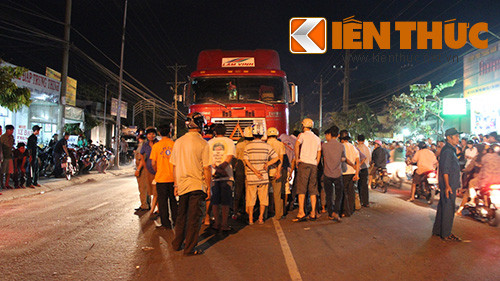 Nhiều người hiếu kỳ tập trung xem vụ tai nạn khiến giao thông qua khu vực này bị ùn tắc. Nhiều người hiếu kỳ tập trung xem vụ tai nạn khiến giao thông qua khu vực này bị ùn tắc.