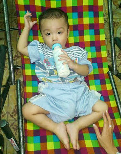 Bé trai 2 tuổi bị bỏ rơi trên xe taxi. Ảnh do công an cung cấp. Bé trai 2 tuổi bị bỏ rơi trên xe taxi. Ảnh do công an cung cấp.