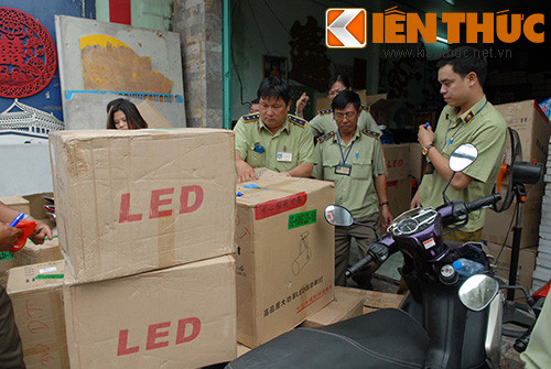 Hàng trăm thùng hàng không rõ nguồn gốc bị cơ quan chức năng quận Tân Phú bắt giữ.