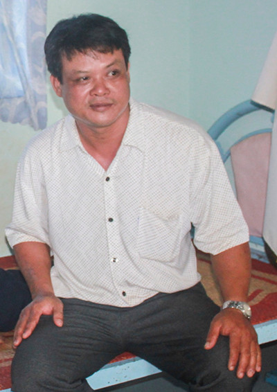 Đối tượng Thắng hành hung và đập nát điện thoại của phóng viên ngay trước mặt chủ tịch xã.