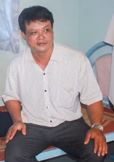 Đối tượng Thắng hành hung và đập nát điện thoại của phóng viên ngay trước mặt chủ tịch xã.