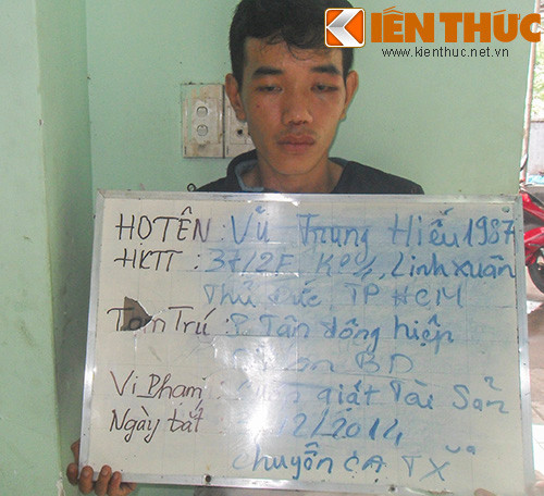 Sau khi ra tay giật điện thoại, tên Hiếu bị chị Đào đuổi theo rồi tung cước hạ gục ngay giữa đường. Sau khi ra tay giật điện thoại, tên Hiếu bị chị Đào đuổi theo rồi tung cước hạ gục ngay giữa đường.