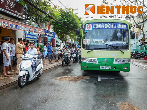 Bị xe buýt kéo lê hơn 100 mét, ông Xuân đã tử vong trên đường đến bệnh viện. Bị xe buýt kéo lê hơn 100 mét, ông Xuân đã tử vong trên đường đến bệnh viện.