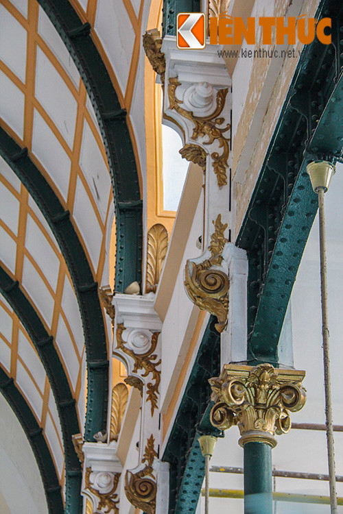 Các cột trụ bên trong tòa nhà cũng được thiết kế với những họa tiết hoa văn độc đáo thu hút khách du lịch đến đây để chiêm ngưỡng.